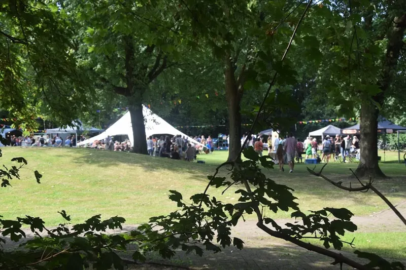 Zomers feest met tenten en vlaggetjes in het park